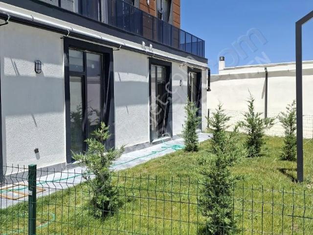 Yeni Bağlıcada Bahçeli 1+1 Kiralık Daire