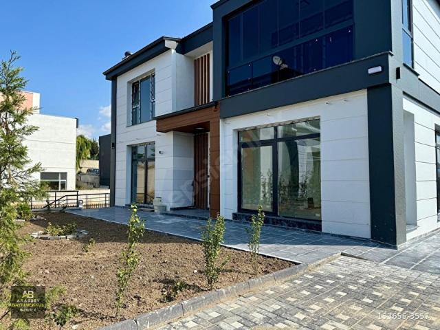 YENİBAĞLICADA SIFIR TRİPLEX TARZI MÜSTAKİL SİTE KONSEPTLİ MEGALÜX 6+1 VİLLA