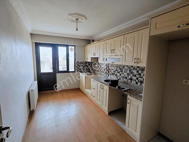 Yeni Cami Akyazı Merkez'de Kiralık Ara Kat 2 + 1 Net 84 M2