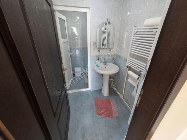 Yeni Cami Yakınında Aile Apartmanında Kiralık 3+1
