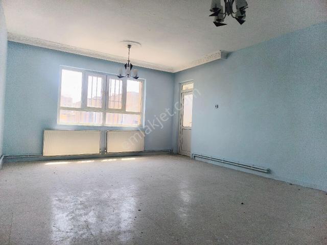 Yenişehir İstiklal Caddesinde Tatlıses Okulu Mevkinde 3+1 Doğalgazlı Daire