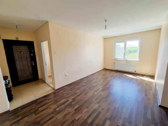 Yenişehir Mahallesi İnci Sitesinde Ara Kat Bakımlı Kiralık 2+1