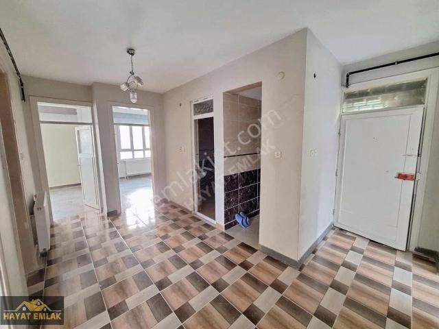 Yenişehir'de Kiralık 3+1 Daire Ara Kat Bakımlı Ve Doğalgazlı