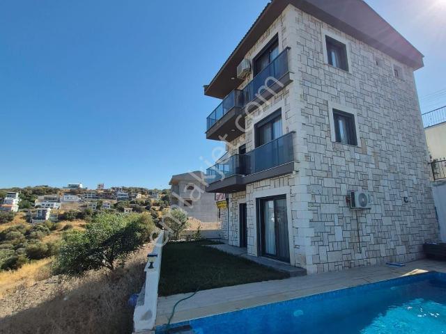 Yeni Foça Da Deniz Manzaralı Havuzlu 330 M² 5+1 Satılık Villa