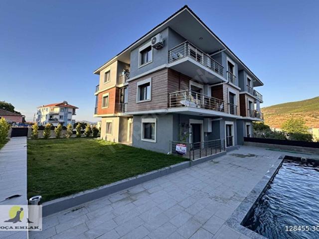 YENİFOÇA DA HAVUZLU BUTİK SİTEDE BAHÇELİ 1+1 DAİRE