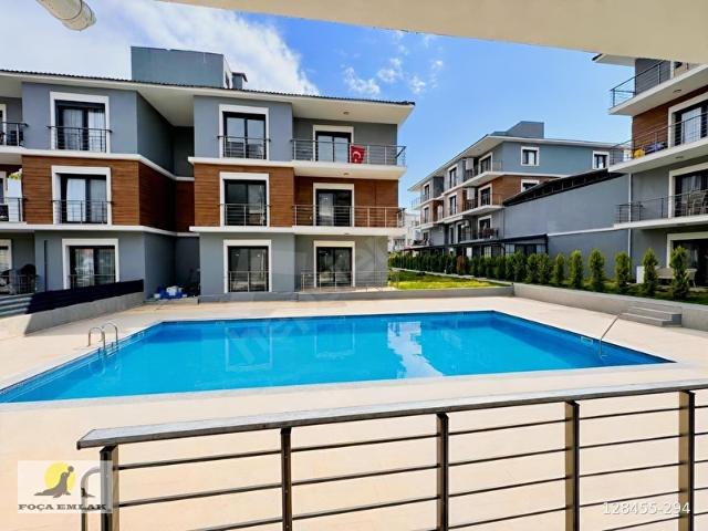 YENİ FOÇA DA HAVUZLU BUTİK SİTEDE KİRALIK SIFIR 1+1 DAİRE