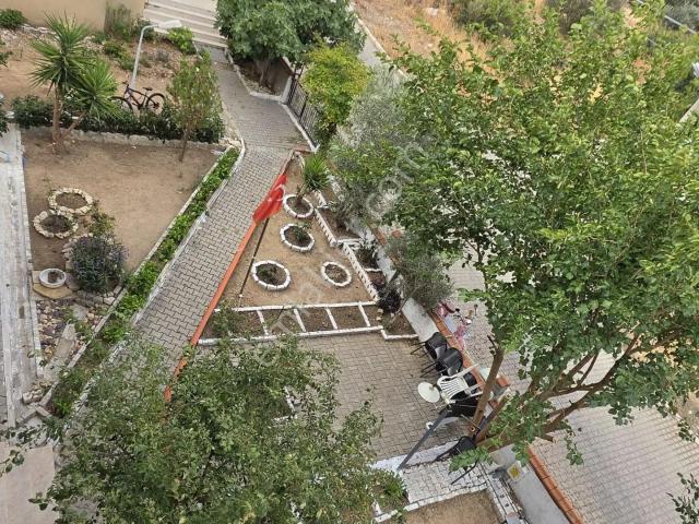 Yeni Foça’da Muhteşem Manzaralı, Geniş Balkonlu 1+1,5 Daire