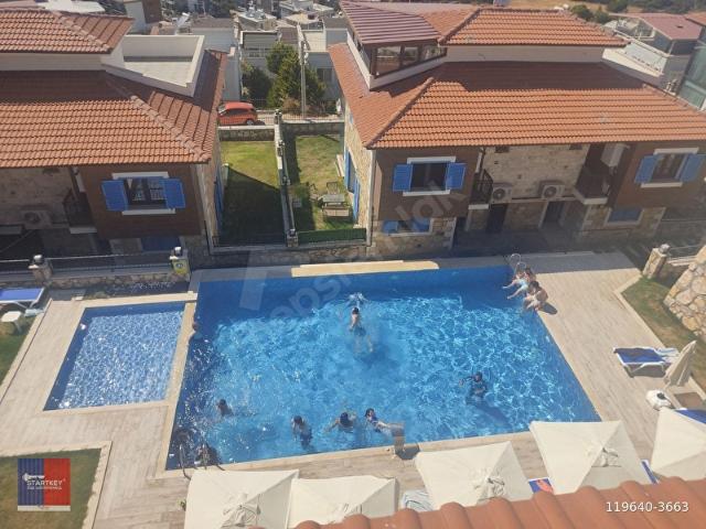 Yeni Foça Deniz ve Havuz Manzaralı Satılık 4+1 Sıfır Tripleks