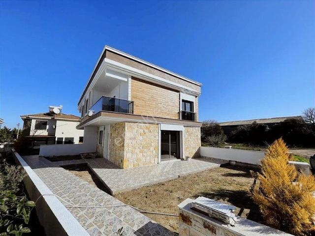 Yeni Foça Korucukta Denize 60 Metre Lüx Villa