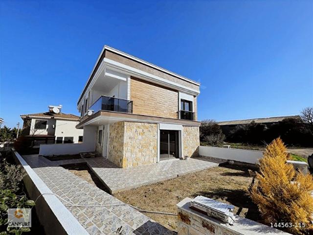 YENİ FOÇA KORUCUKTA DENİZE 60 METRE LÜX VİLLA