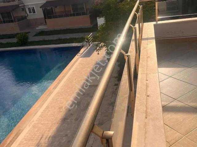 Yeni Foça Merkezde Havuzlu Sitede Marinaya 3 Dk Satılık Daire