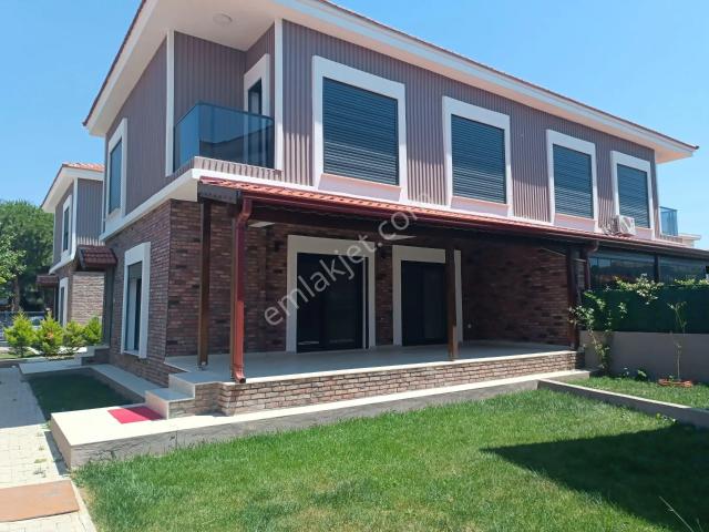 Yeni Foça Merkez'de Müstakil Bahçeli Satılık 3+1 Lüx Villa