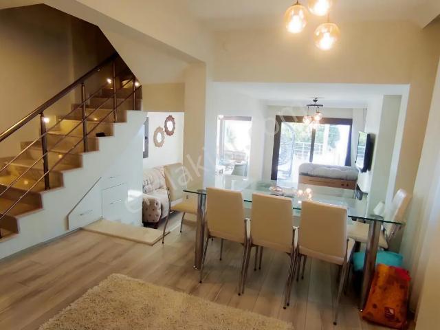 Yeni Foça'da Tadilatlı Deniz Manzaralı Eşyalı Kiralık 6+2 Villa