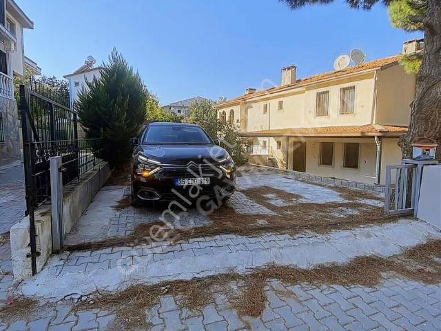 Yeni Foçada Donatkent Sitesinde Satılık Villa