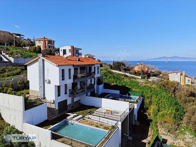 YENİFOÇADA HAVUZLU EMSALSİZ FIRSAT SATILIK 3+2 VİLLA