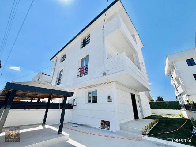 YENİÇİFTLİK'TE E5E 50 Metre Mesafede 4+1 Müstakil Villa