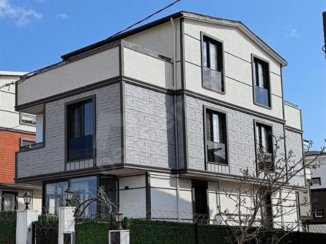 YENİÇİFTLİK'TE TRIPLEKS YAZLIK VİLLA KULLANIMA HAZIR EŞYALI