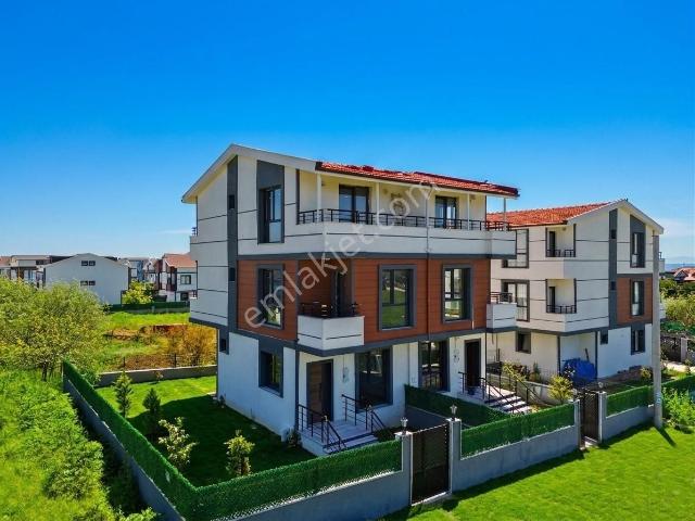 Yeniçiftlik Merkezde En Güzel Konumda 4+1 Bahçeli Yazlık Villa