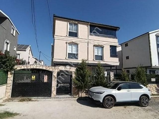 Yeniçiftlikte Özenle Tasarlanmış 4+1 Tripleks Villa
