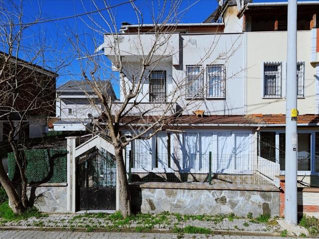 Yeniçiftlikte Bulvar Caddesinde Denize Yakın Köşe Başı 3+1 Villa