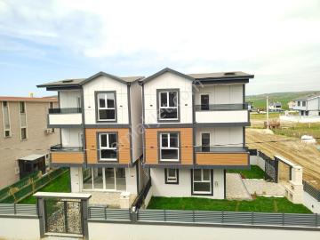 Yeniçiftlikte Köşebaşı Deniz Manz. 4+1 Lüks Villa Kartallar'dan