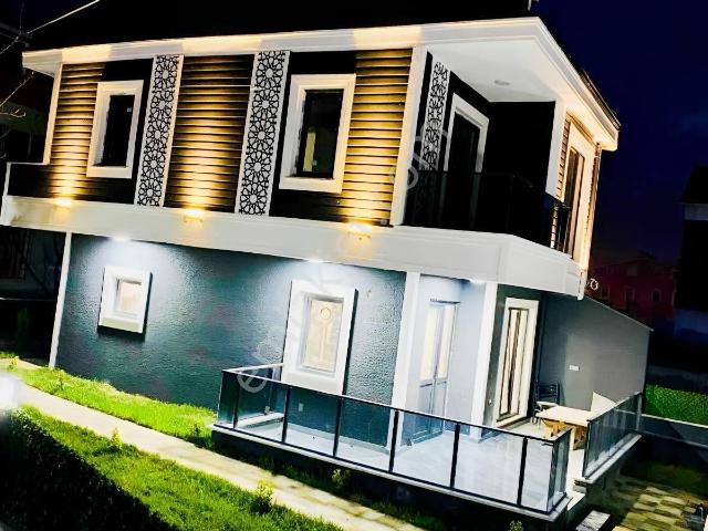 Yeniçiftlikte Sahile Yürüme Mesafesinde Lüks 3+1 Villa