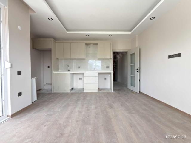 YENİKÖYDE BELEDİYE ARKASI CADDE ÜSTÜ 1+1 ARAKATTA SIFIR DAİRE