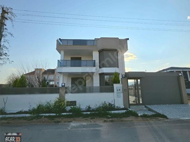 YENİKÖY'DE 300M2 ARSA İÇERİSİNDE 3 KATLI 5+1 TRİBLEKS VİLLA