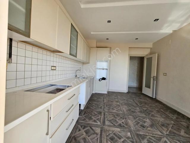 Yeni Rota Emlaktan Cadde Üzeri Satılık Geniş 4+1 Daire