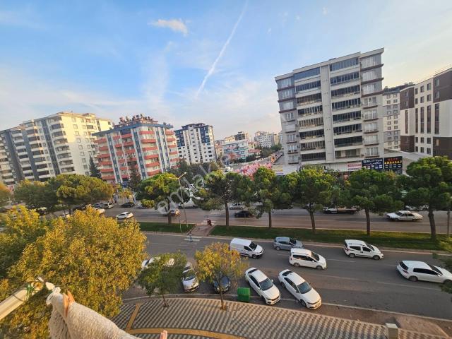 Yeni Rota Emlaktan Cadde Üzeri Site İçerisi Satılık 3+1 Daire
