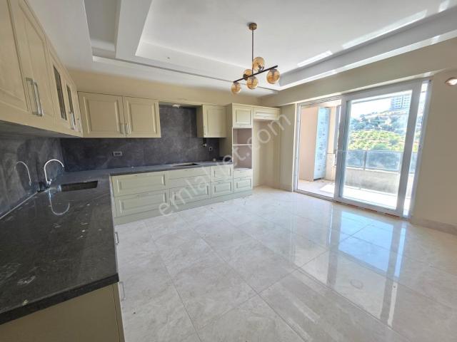 Yeni Rota'dan Başakşehir Sitesi Ara Kat Satılık 5+1 Daire