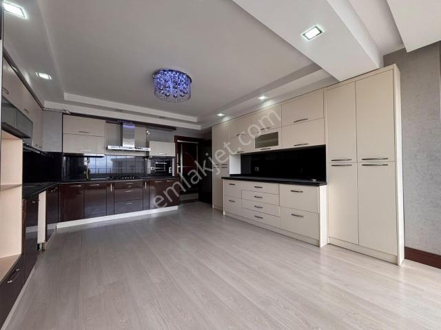 Yeni Rota'dan Donatılı Site İçerisinde Kiralık 5+1 Daire