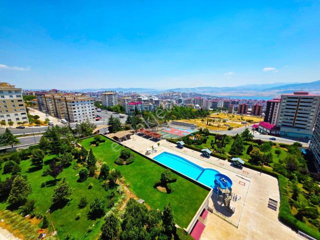 Yeni Rota'dan Dream City'de Manzaralı, Bakımlı 4+1 Satılık Daire