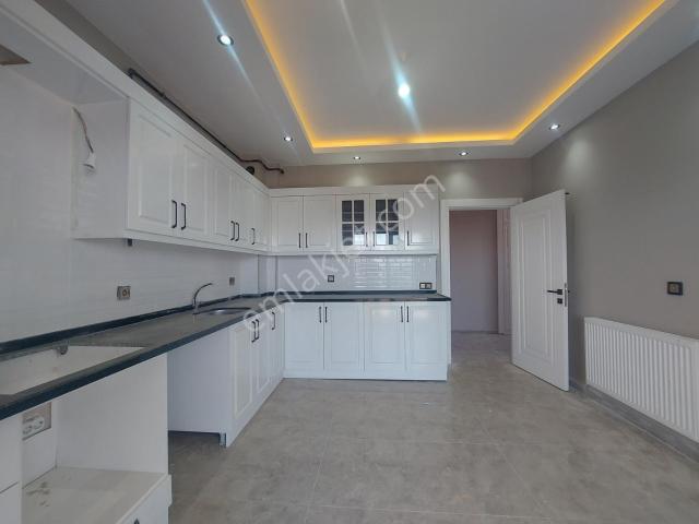 Yeni Rota'dan Yeni Yapı Manzaralı Geniş Kiralık Daire