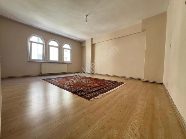 Yenibosna Fevzi Çakmak Mahallesinde Kiralık 2+1 Ara Kat Daire