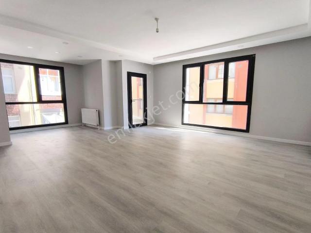 Yenibosnada 4+1 160 M2 1,kat Otoparklı Ebevyen Banyolu Lüxs Daire