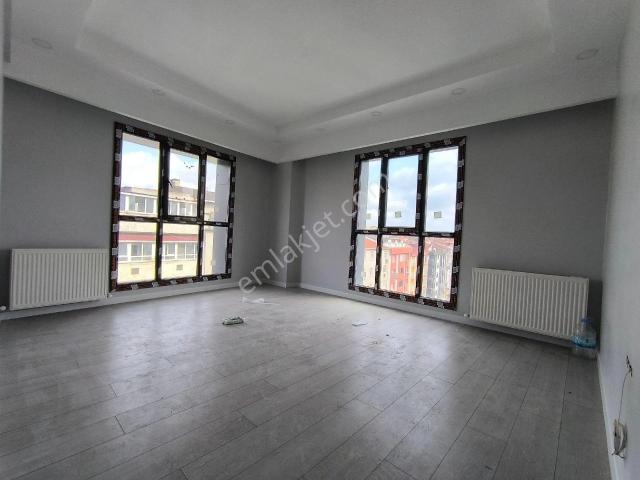 Yenibosnada E5 Metro Yakını Otoparklı 2+1 Daire