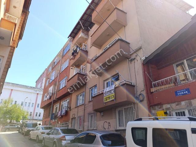 Yenidoğan Mahallesi'nde Balkonlu 2+1 1.kat Ara Kat Kiralık Daire