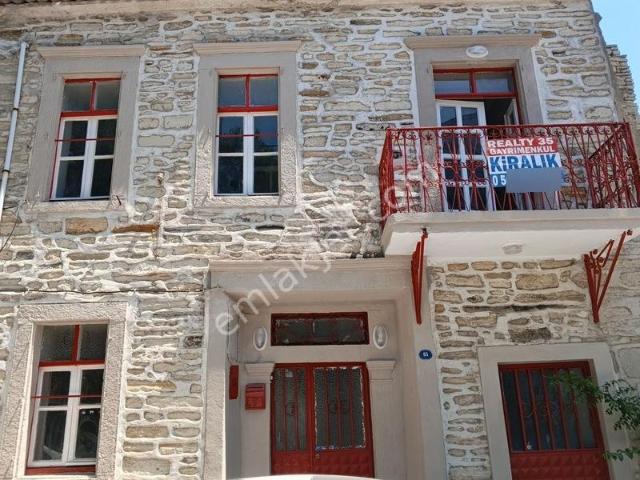 Yenifoça Tam Merkezde Mustakil Tadilatlı Konut