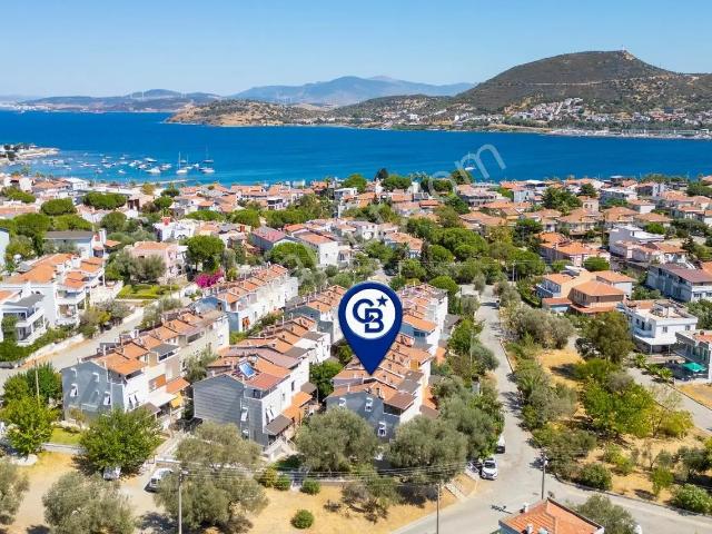 Yenifoça Burunucu'nda Yenilenmiş Doğalgazlı Ve Bahçeli 4+1 Villa