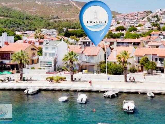 Yenifoça Burunucu'nda Denize Sıfır Bahçeli 3+1 Dubleks Villa