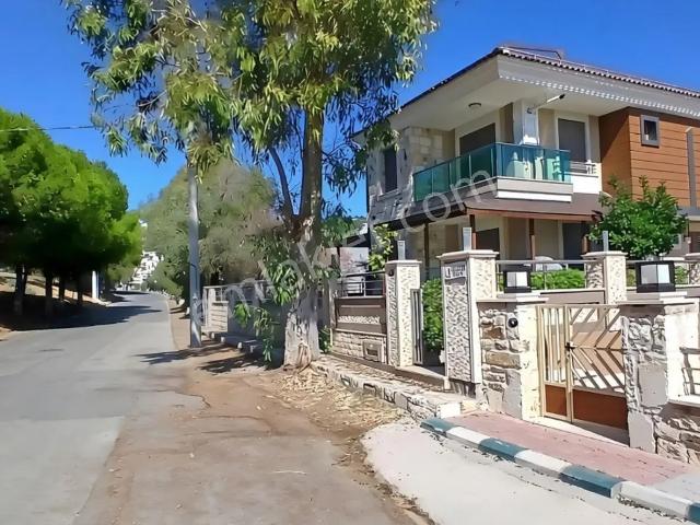 Yenifoça Burunucunda Eşyalı Doğalgazlı Kiralık 3+1 Dubleks Villa