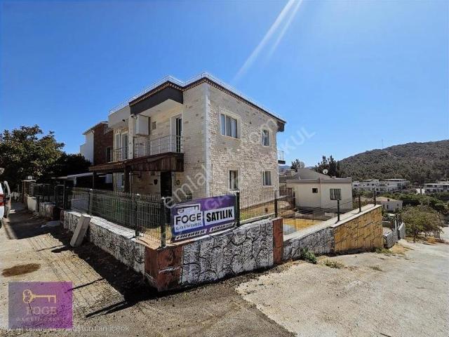 Yenifoça Burunucu'nda Satılık 4+1 Tripleks Villa