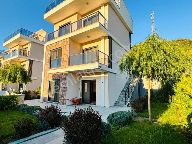 Yenifoça Cumhuriyet Mah. Kiralık Müstakil Bahçeli 6+1 Villa