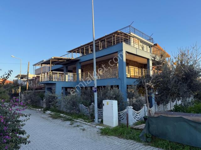 Yenifoça Da Kiralık 6+1 200 M2 Bahçeli Müstakil Ev