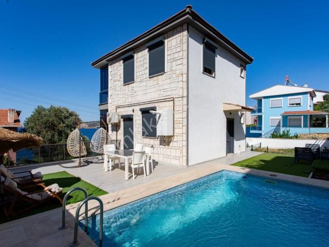 Yenifoça Donatkent Mevkiinde Satılık 3+2 Havuzlu Tripleks Villa