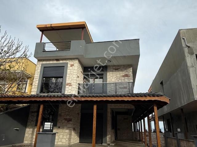 Yenifoça Gencellide Denize Sıfır Arka Villa