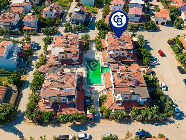 Yenifoça Gencelli'de Satılık Bahçeli 4+1 Tripleks Villa