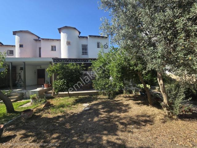 Yenifoça Marina Yakını Bahçeli Eşyalı Kiralık 2+1 Dubleks Villa