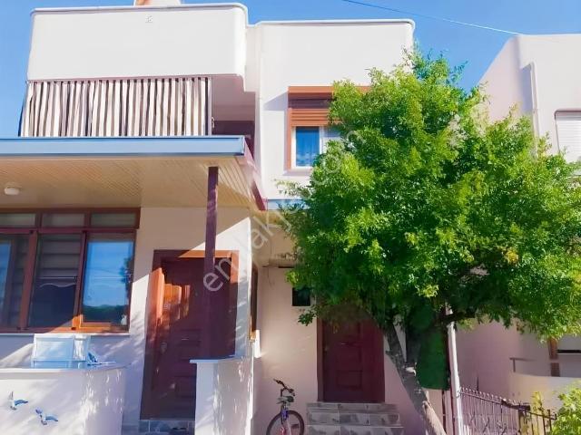 Yenifoça Merkezde Denize 80 Metre Mesafede Ferah 2+1
